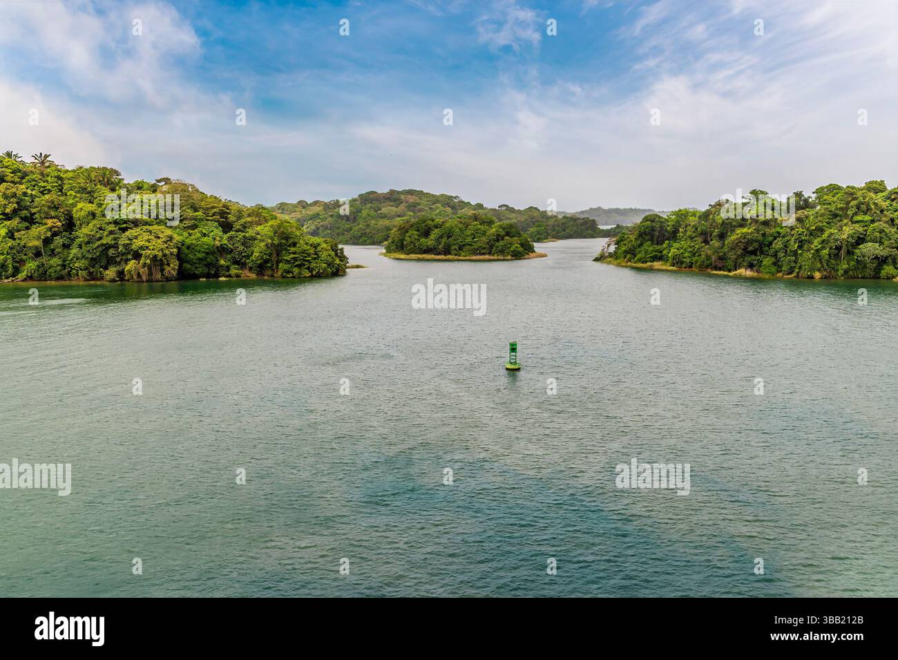 Una vista di piccoli isolotti nel lago Gatun sul Canale di Panama in Panama in primavera Foto Stock