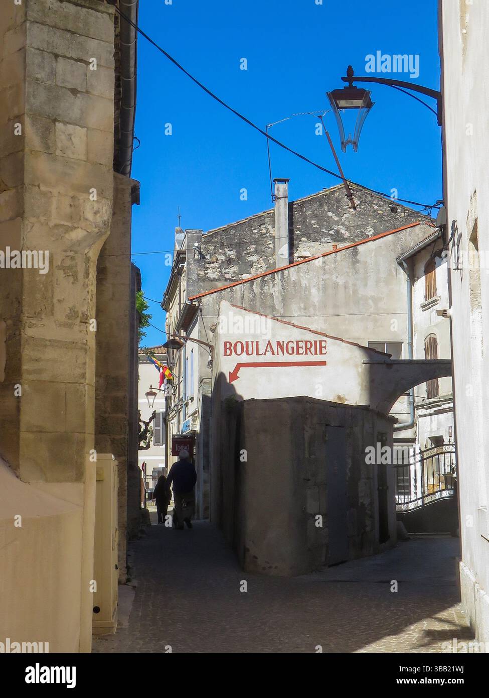 Francia, Maillane, un testo sul muro in un vicolo indica la strada per la panetteria in città. Foto Stock