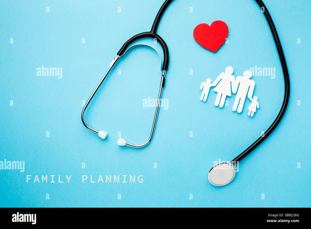 Vista frontale dello stetoscopio medico e della famiglia Icon su sfondo ciano. Concetto di assicurazione sanitaria. Foto Stock