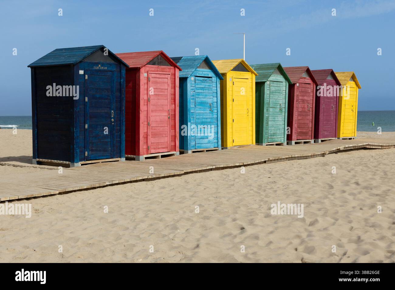 Colorate capanne sulla sabbia a San Juan Beach, Alicante. Foto Stock