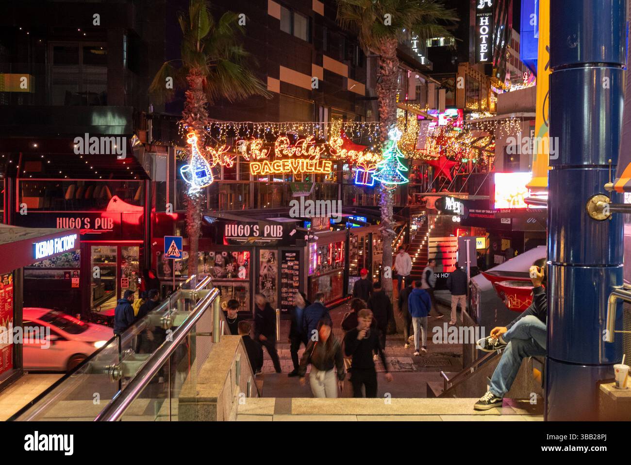 Pacevill, Malta: 15 dicembre 2024: Vivace vita notturna con colorate luci al neon a Paceville Foto Stock