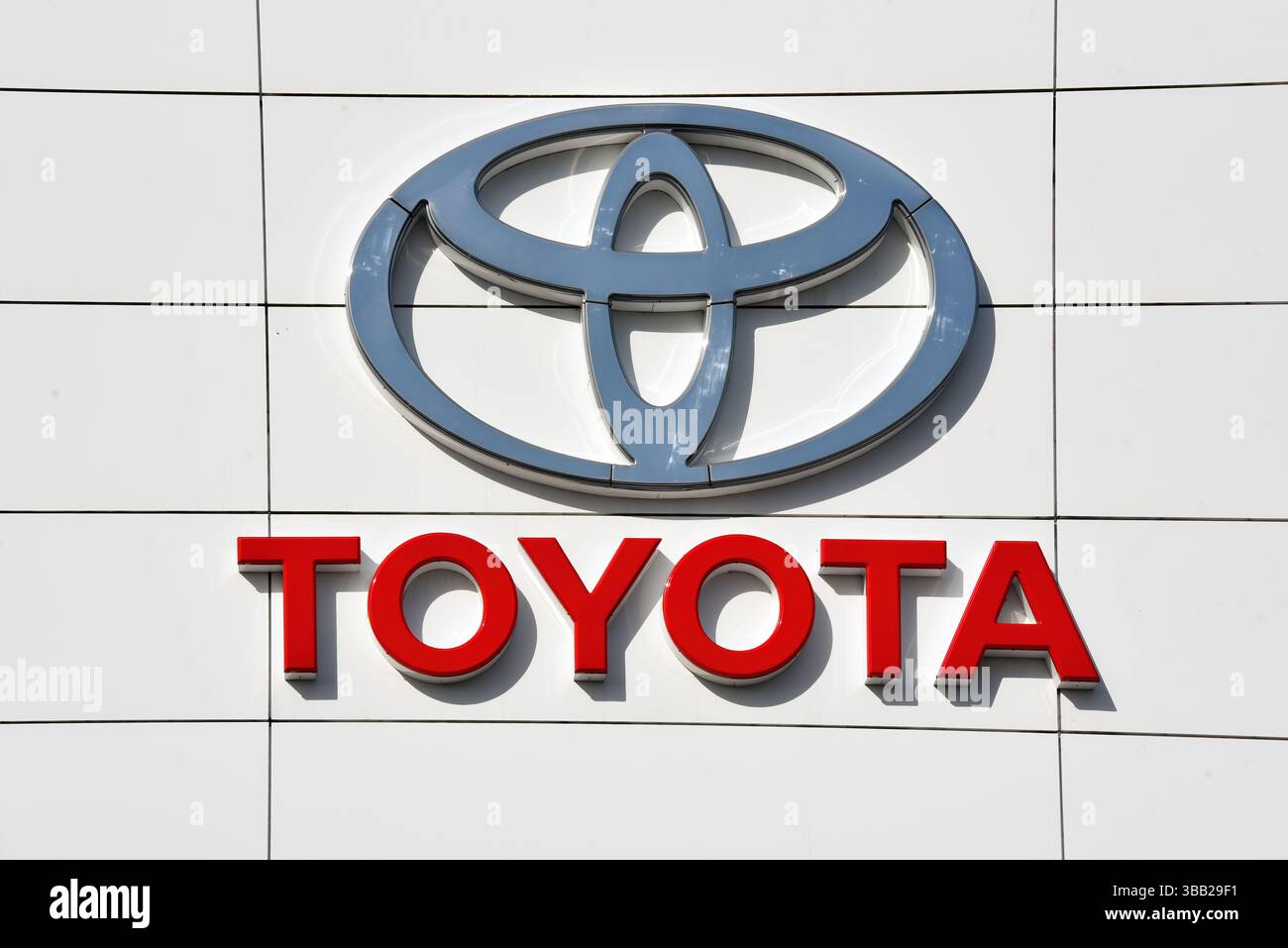 Ottawa, Canada - 13 maggio 2025: Firma presso la concessionaria Myers Barrhaven Toyota a Barrhaven. Toyota Motor Corporation è una multinazionale giapponese del settore automobilistico Foto Stock