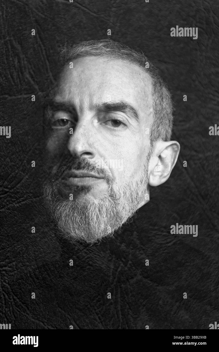 Ritratto in bianco e nero di un uomo con un'espressione dignitosa e cavalleresca, modificato digitalmente per assomigliare a un dipinto fiammingo del XVI-XVII secolo. Foto Stock