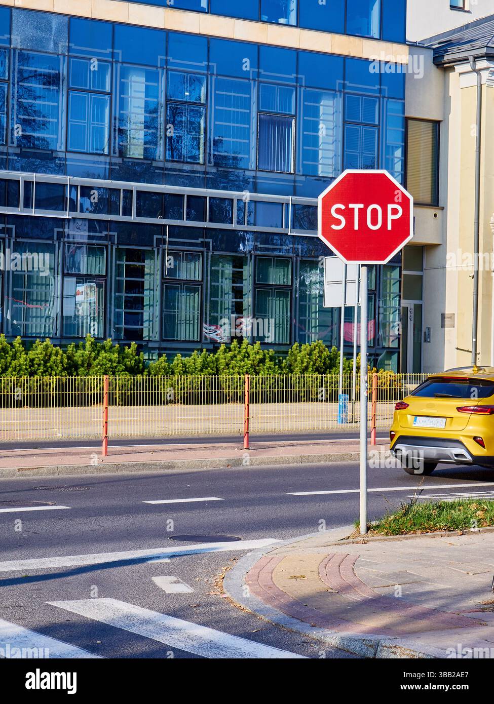 Red Stop Sign in Urban European Setting Foto Stock