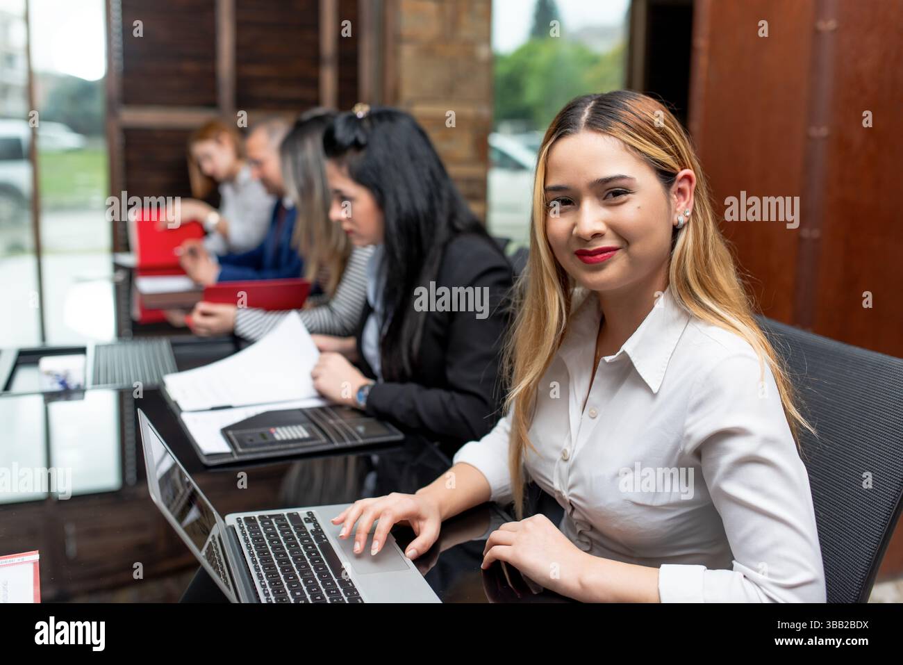 Ritratto di una bella donna d'affari sorridente alla riunione in ufficio. Foto di alta qualità Foto Stock