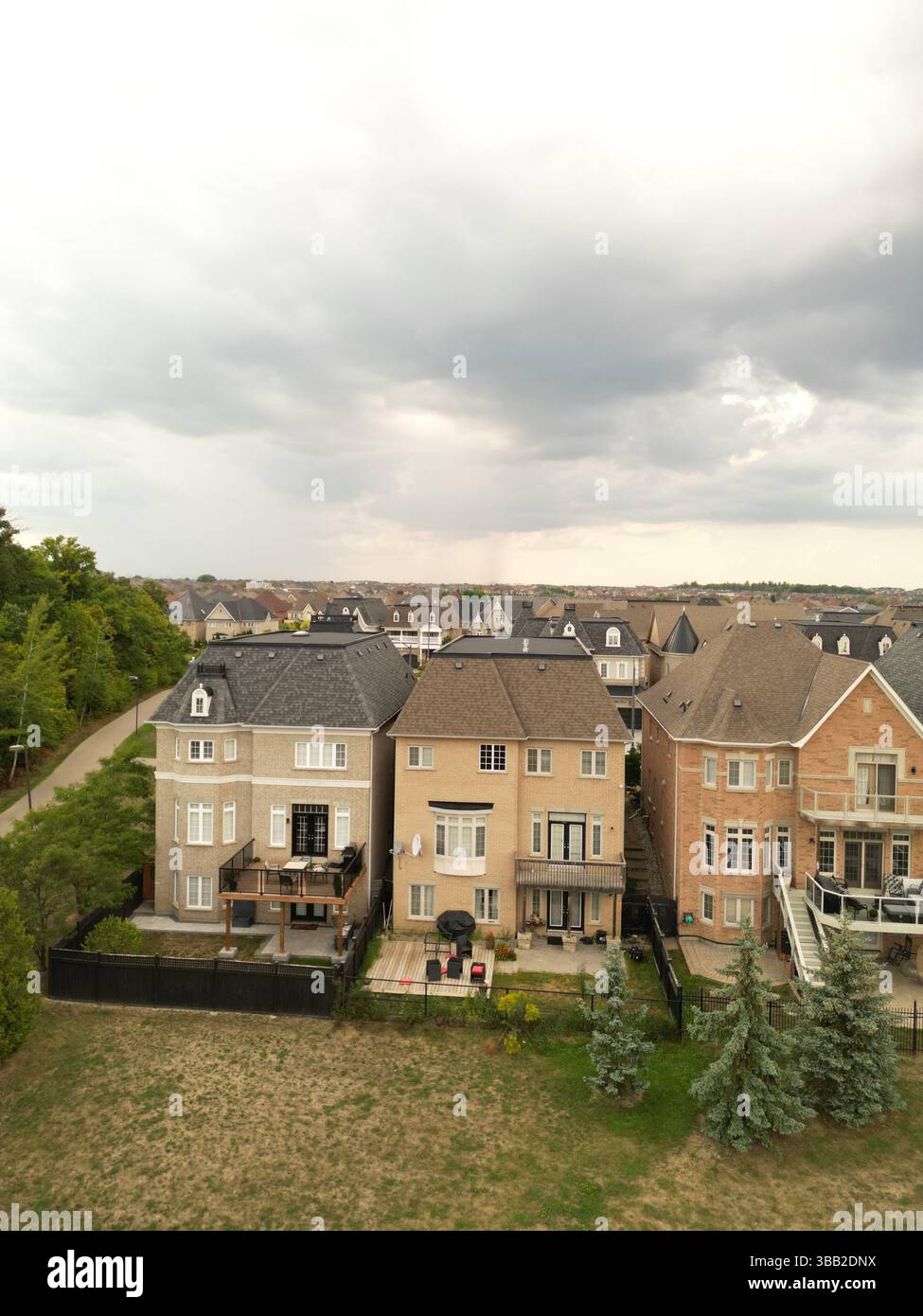 Viste aeree di Erin Mills: Eleganti case e giardini panoramici Foto Stock