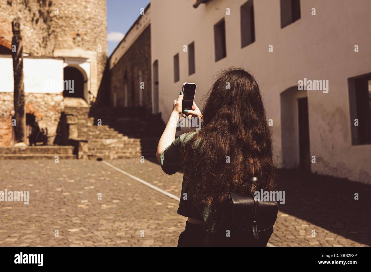 Una turista donna fa una recensione video Foto Stock