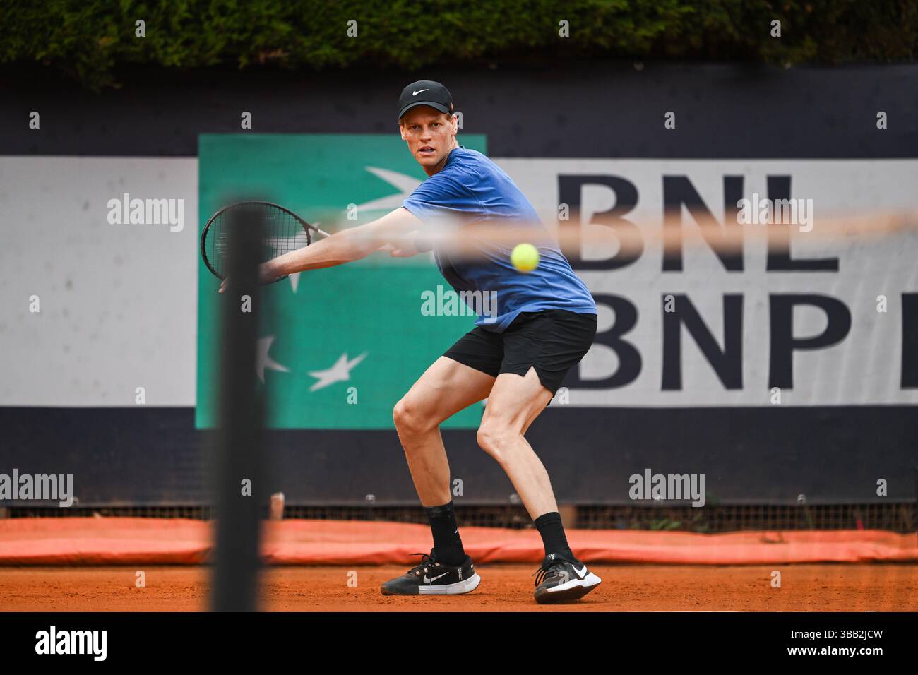 Jannik Sinner si riscalda prima degli internazionali BNL d’Italia il 14 maggio 2025 a campo centrale di Roma, Italia. Foto Tiziano Ballabio Foto Stock
