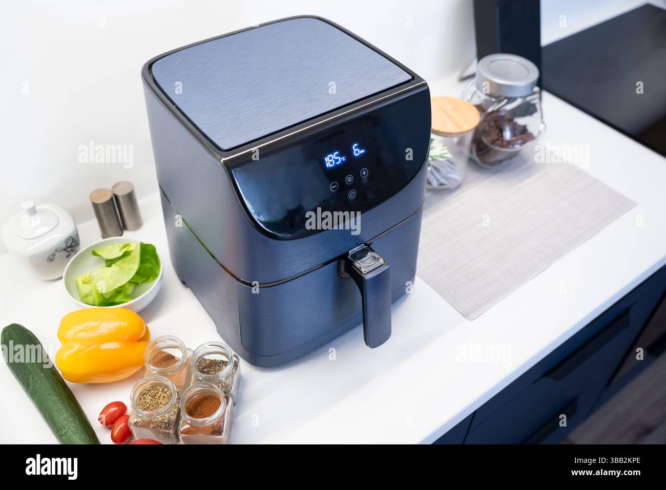 Friggitrice ad aria in cucina. Cibo sano Foto Stock