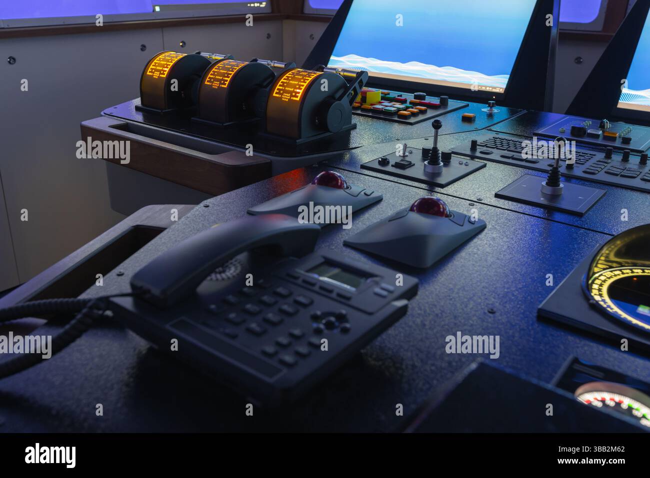 Pannello di controllo a ponte di una nave dotato di acceleratori, dispositivi di comunicazione e strumenti di navigazione per il funzionamento e il monitoraggio durante i tra marittimi Foto Stock