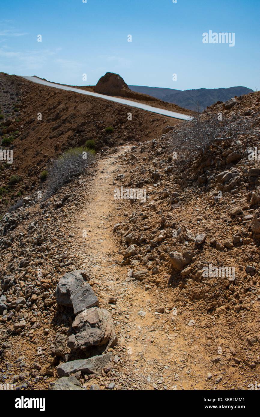 Oman: Paesaggio desertico e strada sterrata per Bandar al Khayran, splendida costa frastagliata a est di Mascate con tortuosi fiordi e spiagge isolate Foto Stock
