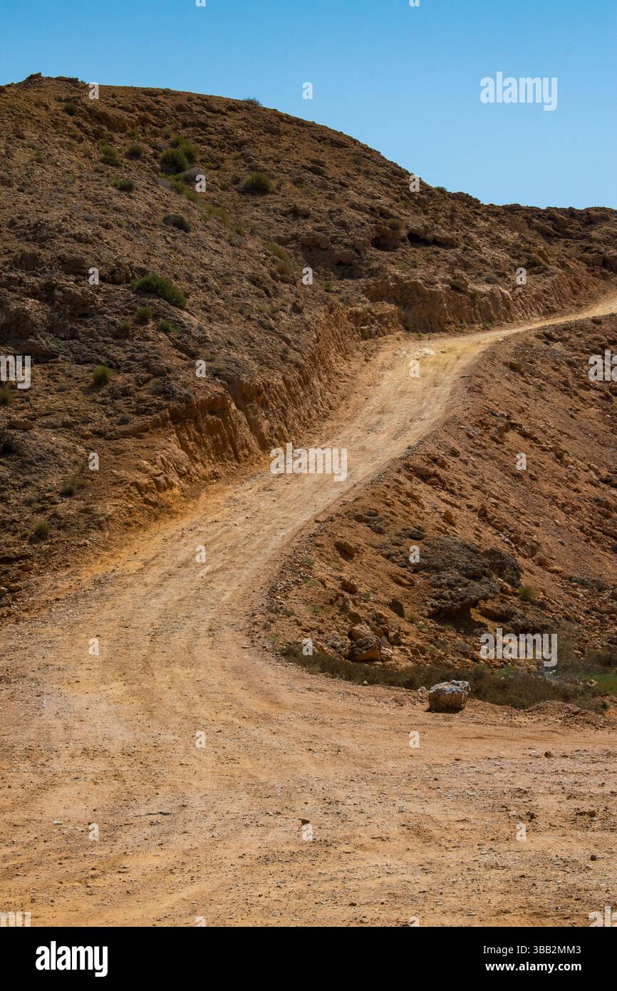 Oman: Paesaggio desertico e strada sterrata per Bandar al Khayran, splendida costa frastagliata a est di Mascate con tortuosi fiordi e spiagge isolate Foto Stock