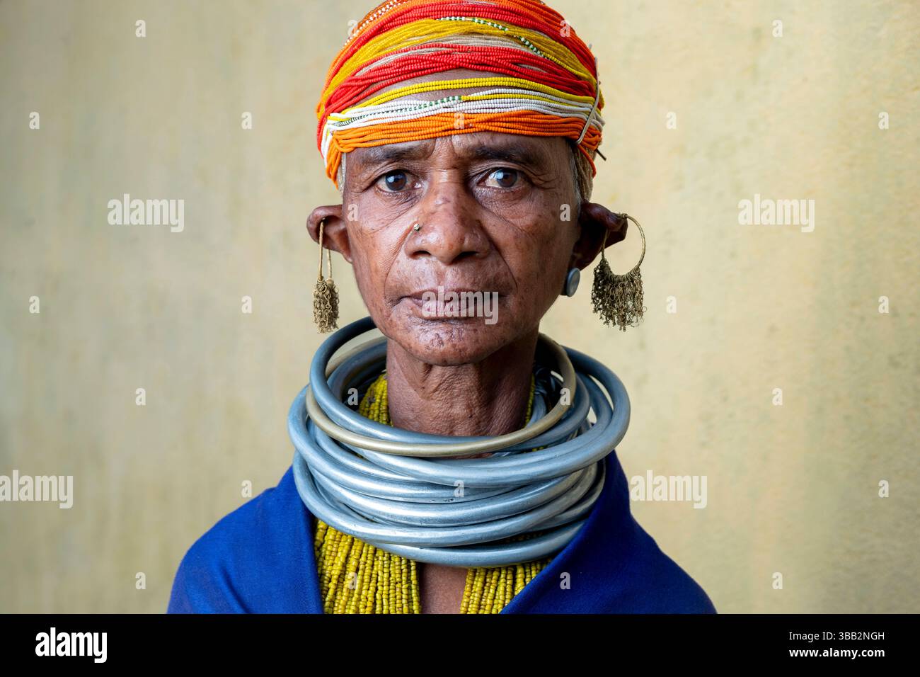 Indossando fasce da collo in alluminio, orecchini in ottone e abbigliamento con perline, membro della tribù Bonda, partecipa al giorno del mercato nel villaggio di Onkudelli, Orissa, India. Foto Stock