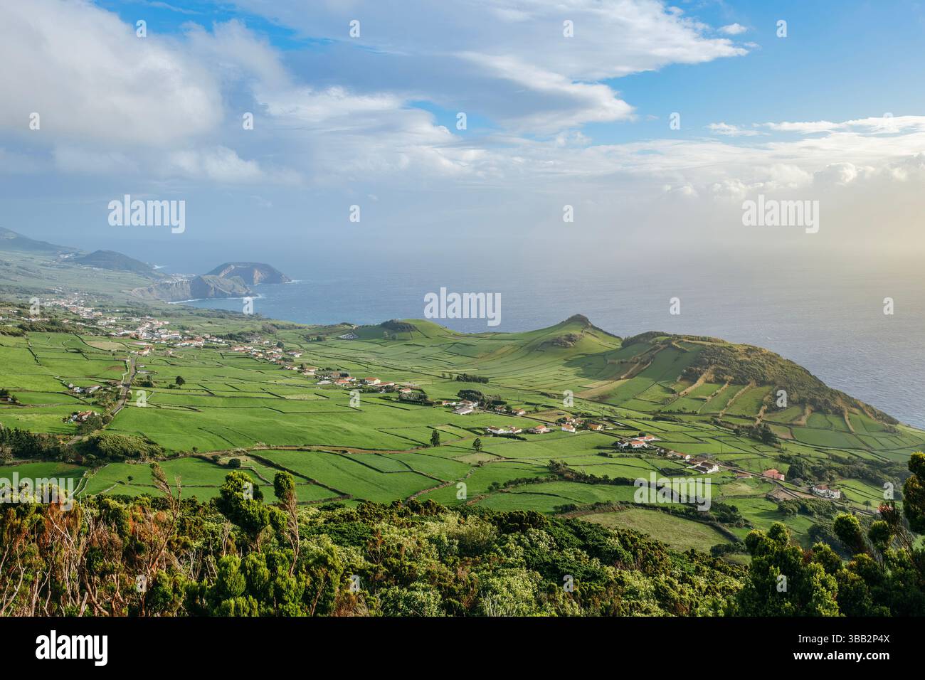 Miradouro do Pico da Velha, Sao Jorge, Azzorre. Splendida vista su colline verdi ondulate, campi di macchia, incantevoli villaggi e il vasto Atlantico blu Foto Stock
