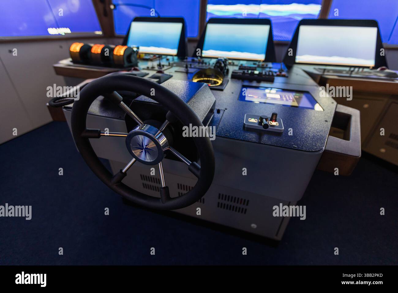 Moderno centro di controllo Ship Bridge con volante di navigazione e schermi Foto Stock