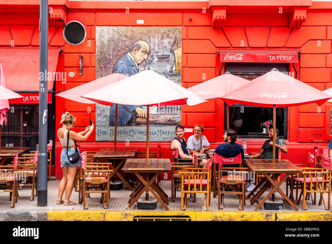 Turisti che scattano foto fuori dal ristorante la Perla nel quartiere la Boca di Buenos Aires, Argentina. Foto Stock