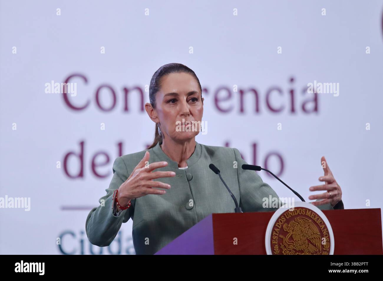 Città del Messico, Messico. 14 maggio 2025. Il presidente messicano Claudia Sheinbaum Pardo parla della possibilità che le rimesse vengano tassate al 5% dagli Stati Uniti durante una conferenza informativa al Palazzo Nazionale. Il 14 maggio 2025 a città del Messico, Messico. (Foto di Carlos Santiago/ Eyepix Group/Sipa USA) credito: SIPA USA/Alamy Live News Foto Stock