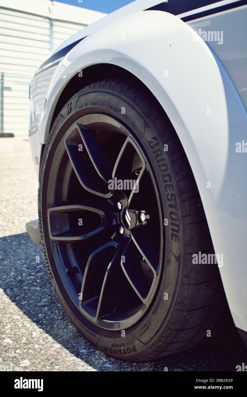 Primo piano del Dodge Challenger Black Alloy Wheel Outdoor Car Show Foto Stock