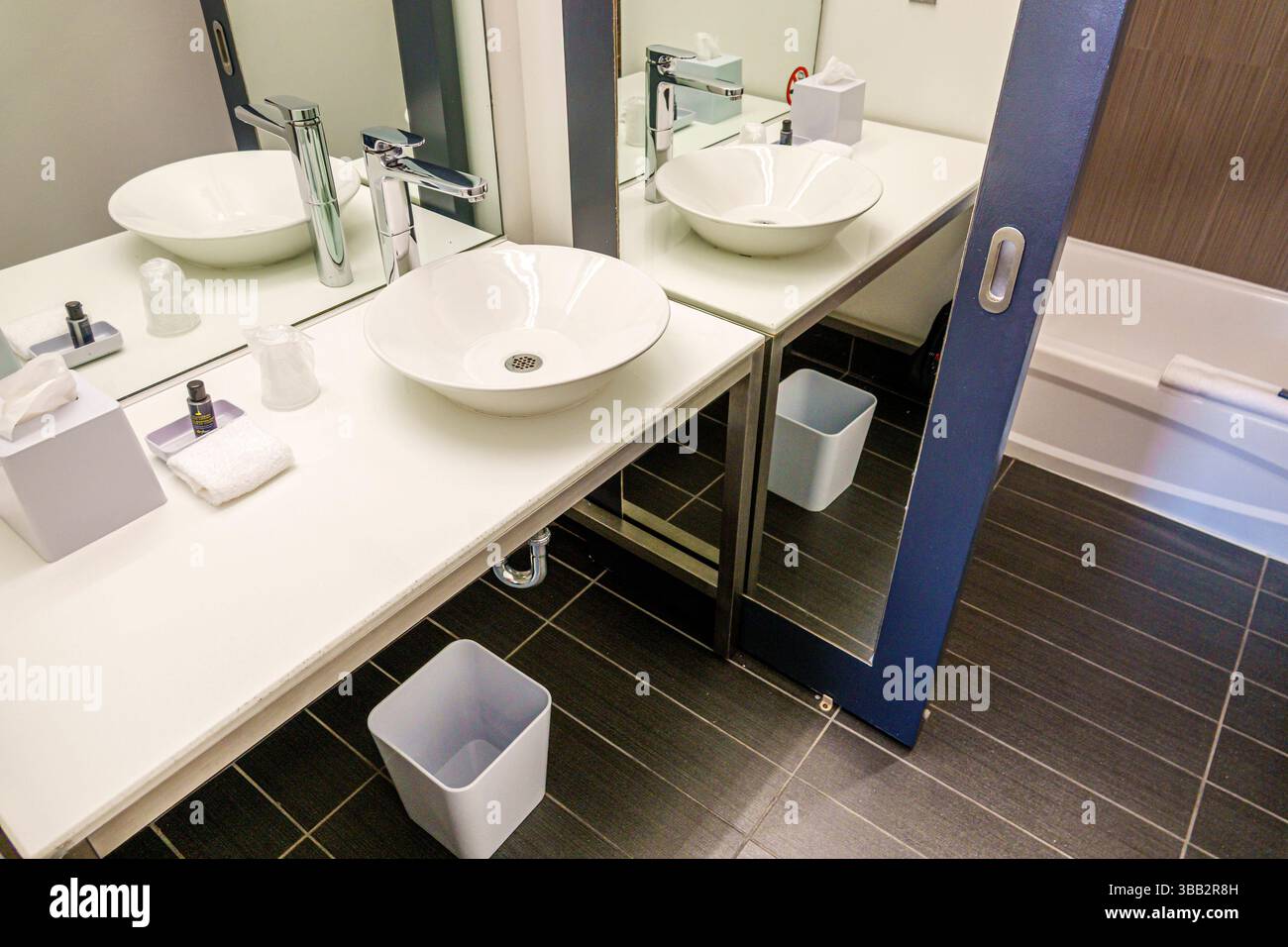 Miami Florida, Brickell Financial District, SW 2nd Avenue, Aloft Miami Brickell Marriott hotel, interni, bagno dal design moderno, lavandino doppio Foto Stock