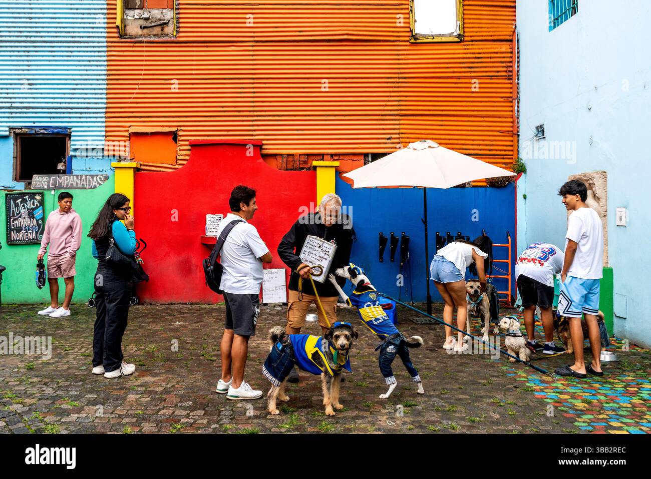 Persone che raccolgono denaro per Un'associazione di beneficenza per cani nel quartiere la Boca di Buenos Aires, Argentina. Foto Stock