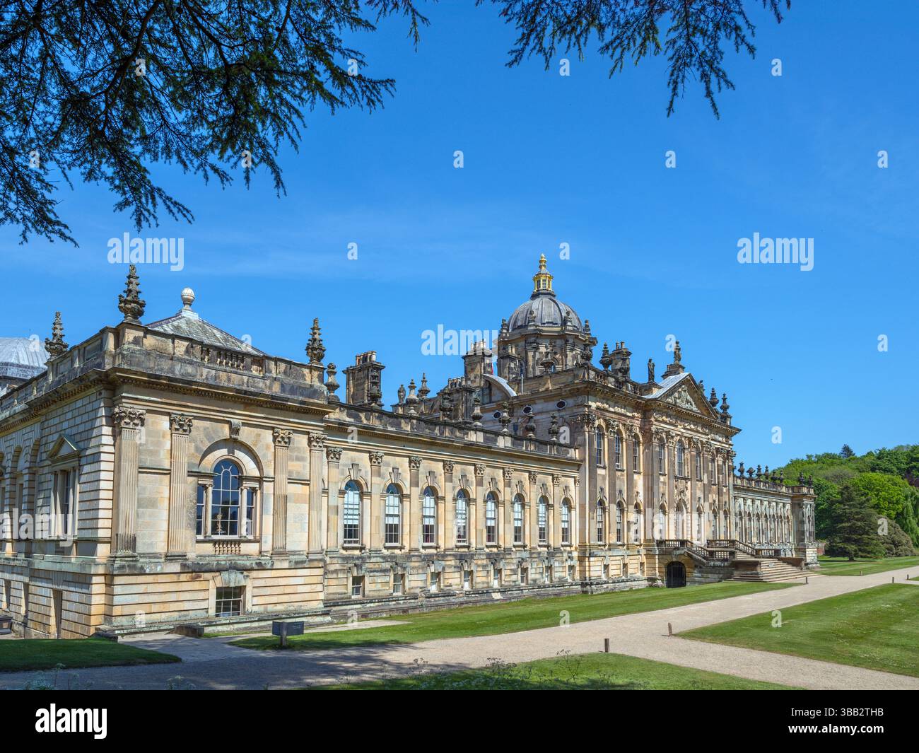 La facciata meridionale di Castle Howard, una casa signorile vicino a York, Yorkshire, Inghilterra, Regno Unito Foto Stock