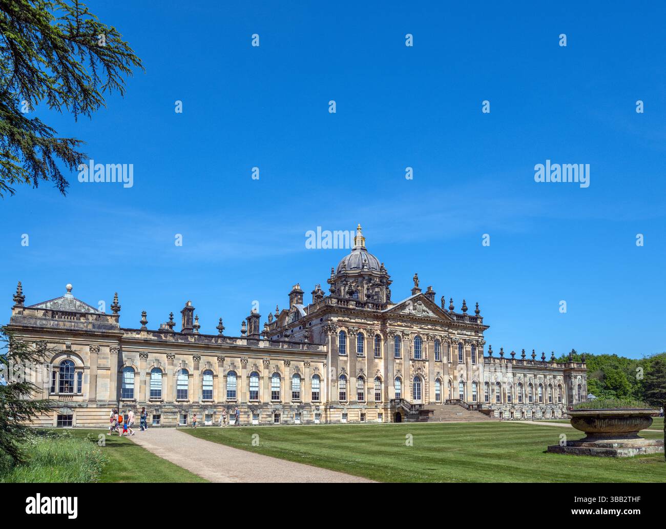 La facciata meridionale di Castle Howard, una casa signorile vicino a York, Yorkshire, Inghilterra, Regno Unito Foto Stock