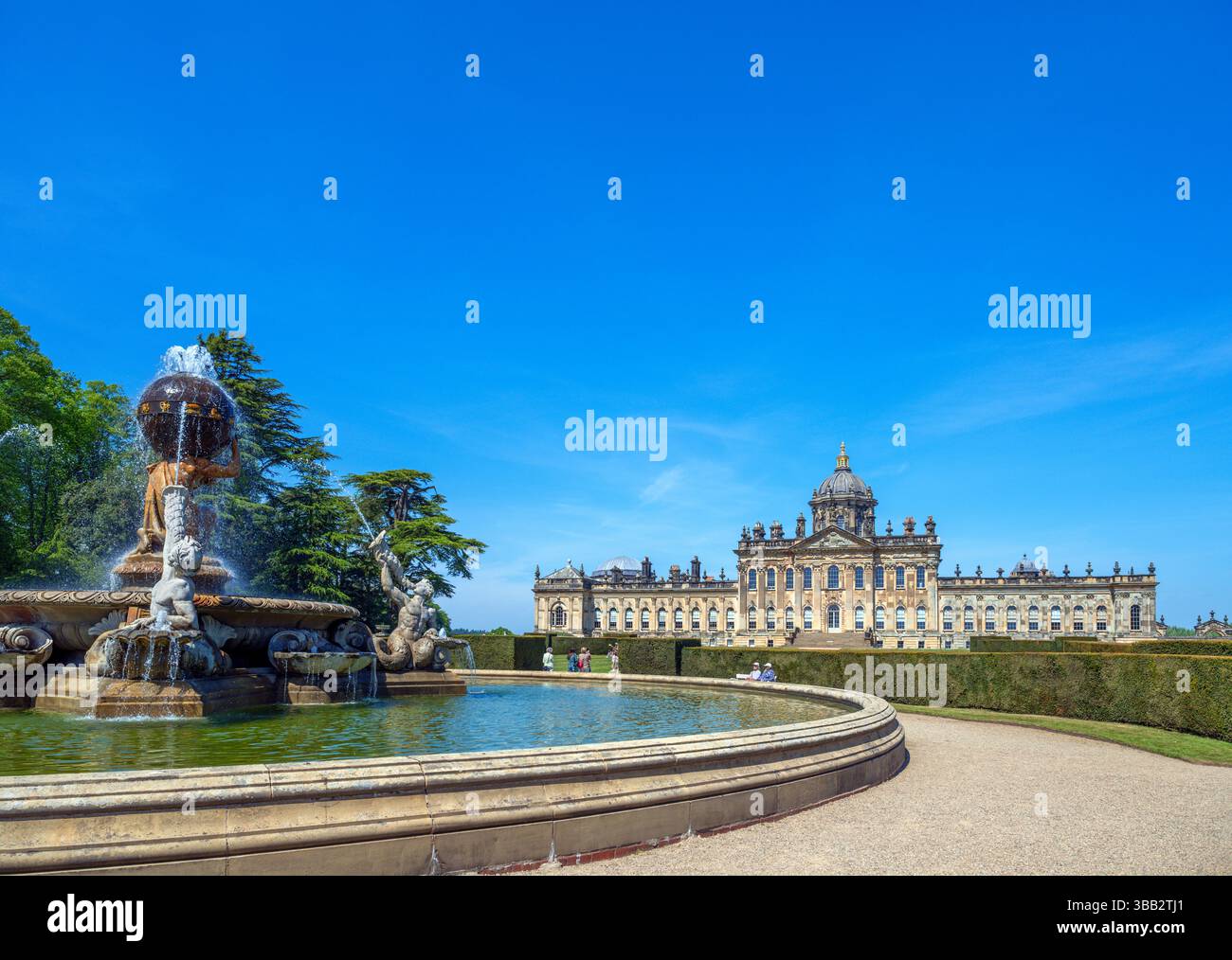 La fontana dell'Atlante e la facciata meridionale del Castello Howard, una casa signorile vicino a York, Yorkshire, Inghilterra, Regno Unito Foto Stock