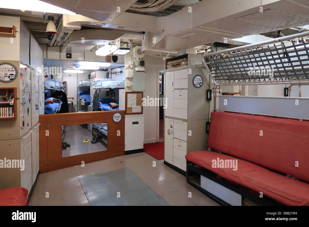Royal Yacht Britannia, Leith, Scozia. Vista interna degli alloggi dell'equipaggio, sotto il ponte. Foto Stock