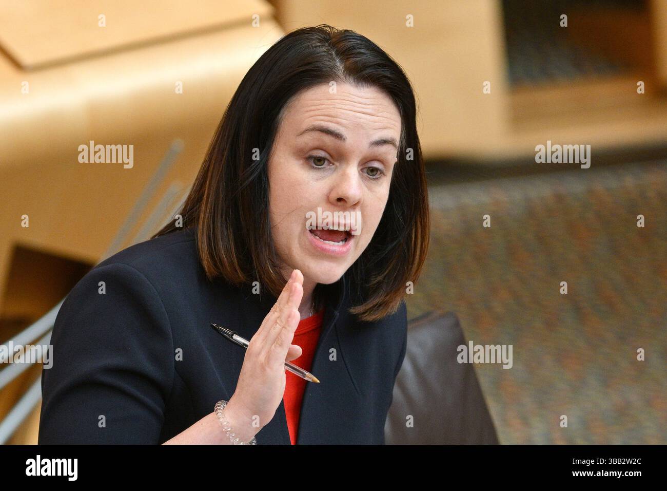 Edimburgo Scozia, Regno Unito 14 maggio 2025. Vice primo ministro e segretario di gabinetto per l'economia e il gaelico Kate Forbes MSP al Parlamento scozzese per rispondere a una domanda urgente che chiede al governo scozzese per quale motivo la MV Glen Rosa non sarà consegnata fino al secondo trimestre del 2026, con costi stimati in aumento fino a 35 milioni di sterline di credito sst/alamy notizie live Foto Stock