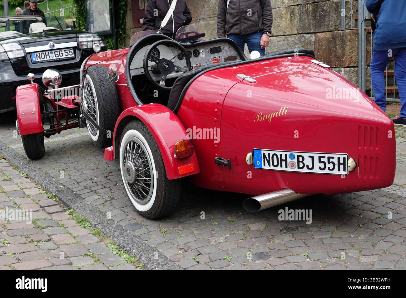 Bad Bentheim, Germania - 4 maggio 2025 Una replica Bugatti tipo 35 rossa è parcheggiata nel centro della città. Sembra fantastico Foto Stock