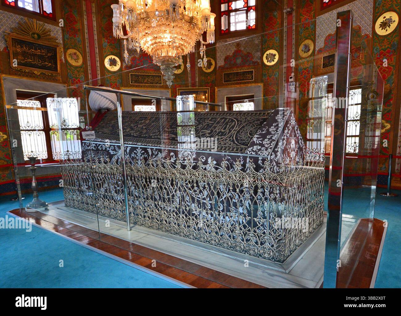 Situato a Istanbul, Turchia, la Tomba di Fatih Sultan Mehmet fa parte del complesso Fatih. Fu costruito nel 1900. Fu costruito nel XV secolo. Foto Stock