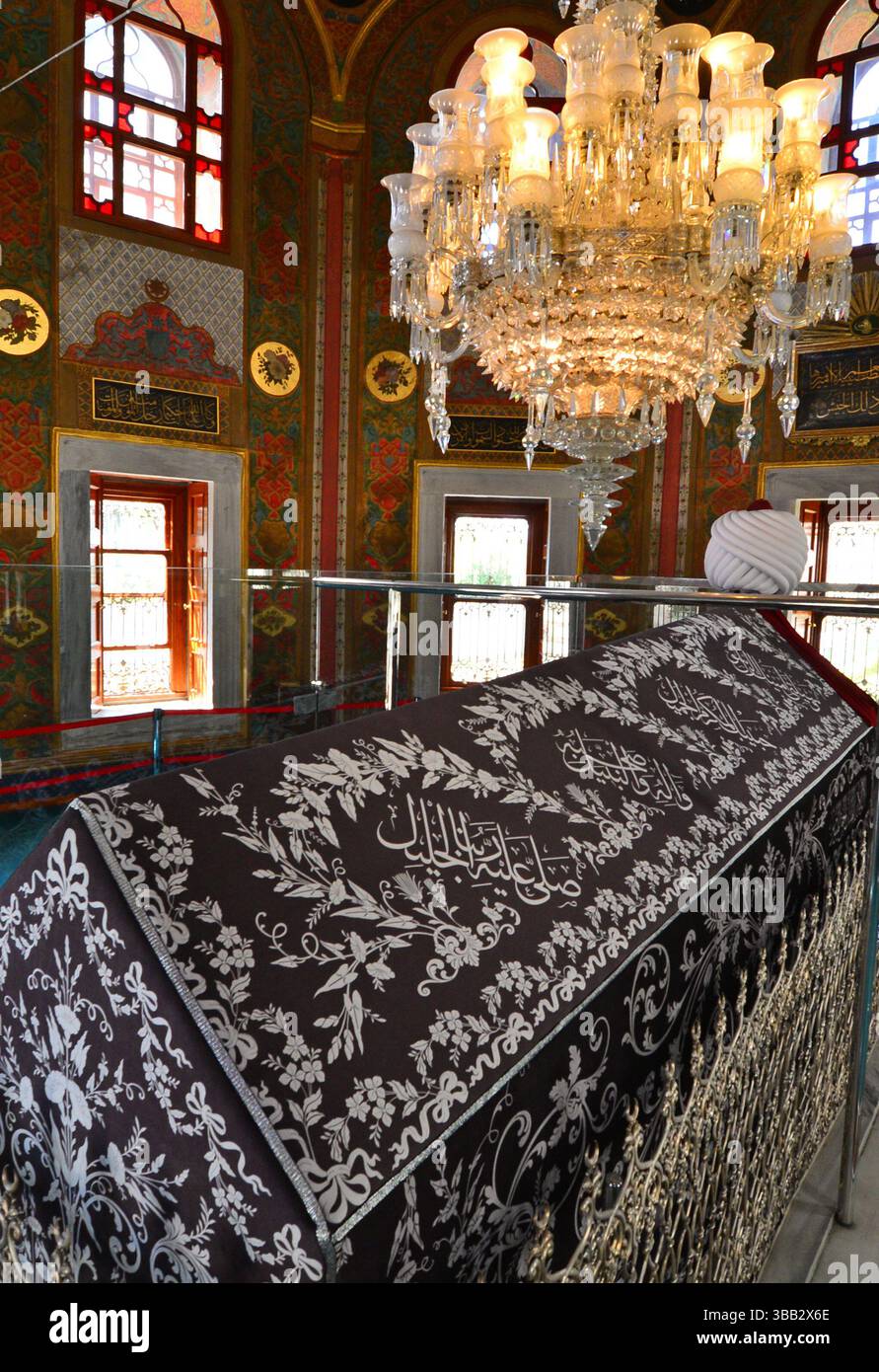 Situato a Istanbul, Turchia, la Tomba di Fatih Sultan Mehmet fa parte del complesso Fatih. Fu costruito nel 1900. Fu costruito nel XV secolo. Foto Stock