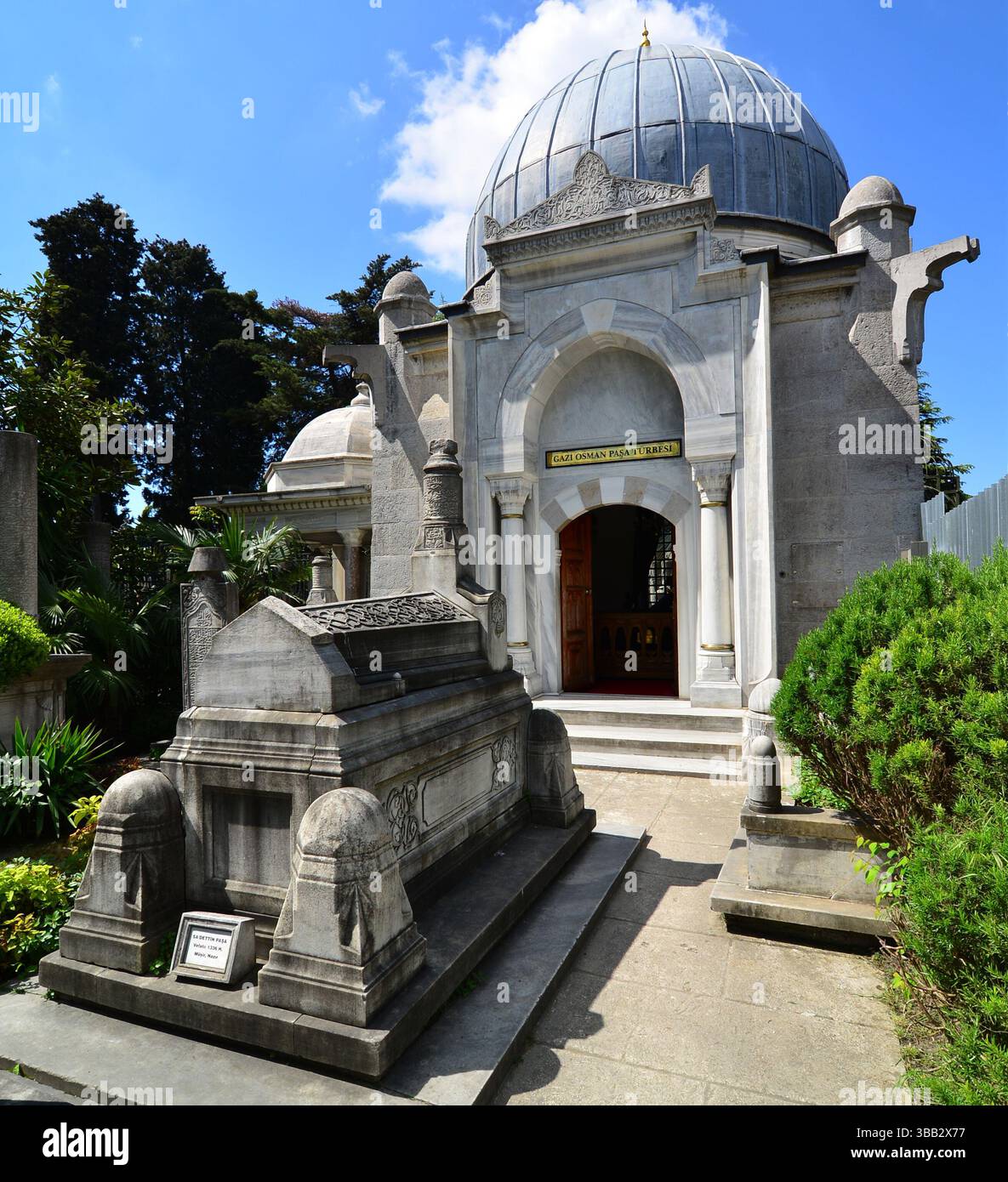 A Istanbul, Turchia, The Gazi Osman Pasha Tomb fa parte del complesso Fatih. Fu costruito nel 1900. Foto Stock