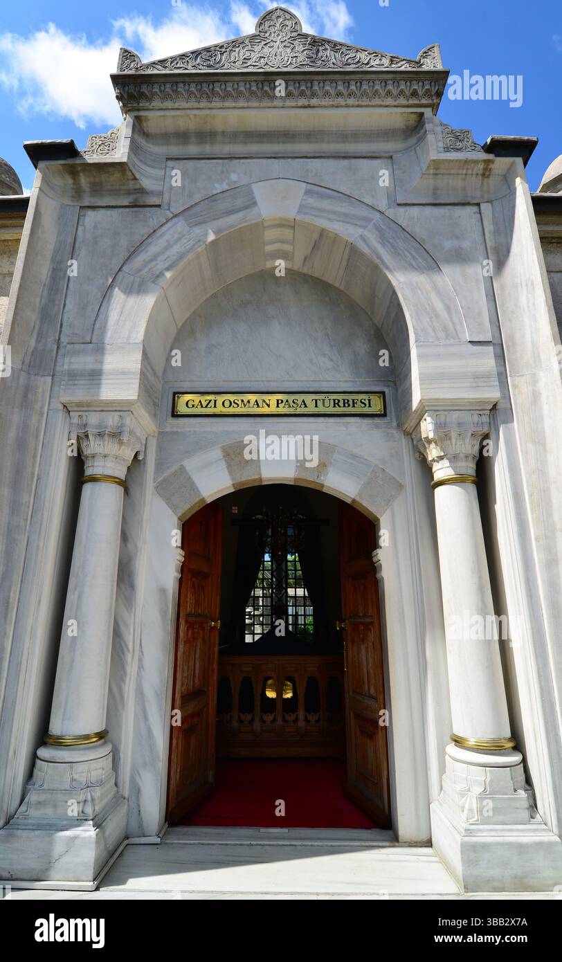 A Istanbul, Turchia, The Gazi Osman Pasha Tomb fa parte del complesso Fatih. Fu costruito nel 1900. Foto Stock