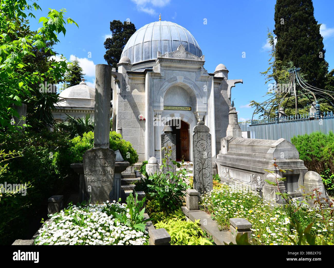 A Istanbul, Turchia, The Gazi Osman Pasha Tomb fa parte del complesso Fatih. Fu costruito nel 1900. Foto Stock