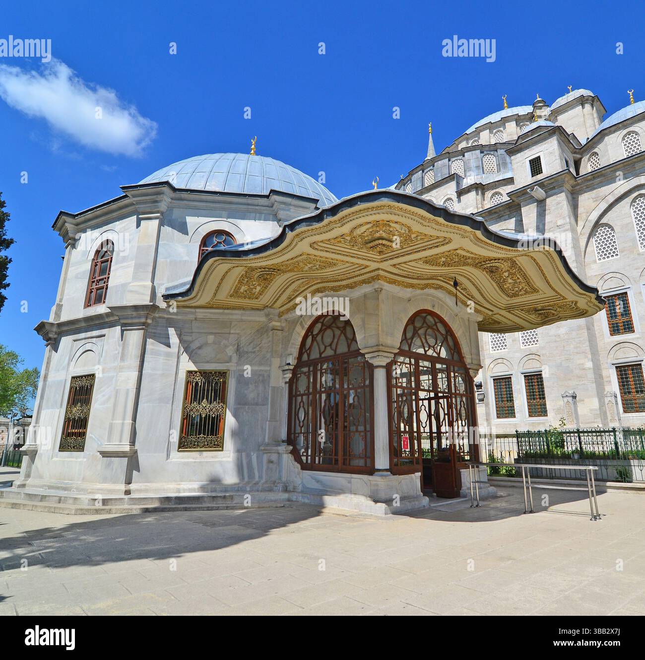 Situato a Istanbul, Turchia, la Tomba di Fatih Sultan Mehmet fa parte del complesso Fatih. Fu costruito nel 1900. Fu costruito nel XV secolo. Foto Stock
