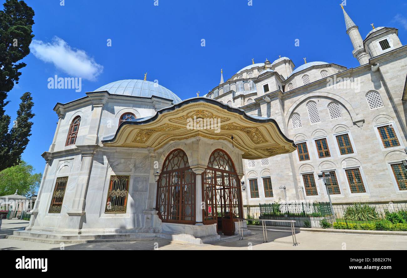 Situato a Istanbul, Turchia, la Tomba di Fatih Sultan Mehmet fa parte del complesso Fatih. Fu costruito nel 1900. Fu costruito nel XV secolo. Foto Stock