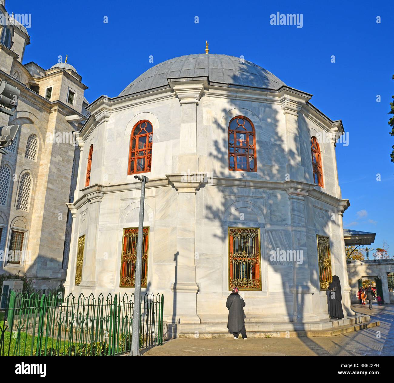 Situato a Istanbul, Turchia, la Tomba di Fatih Sultan Mehmet fa parte del complesso Fatih. Fu costruito nel 1900. Fu costruito nel XV secolo. Foto Stock