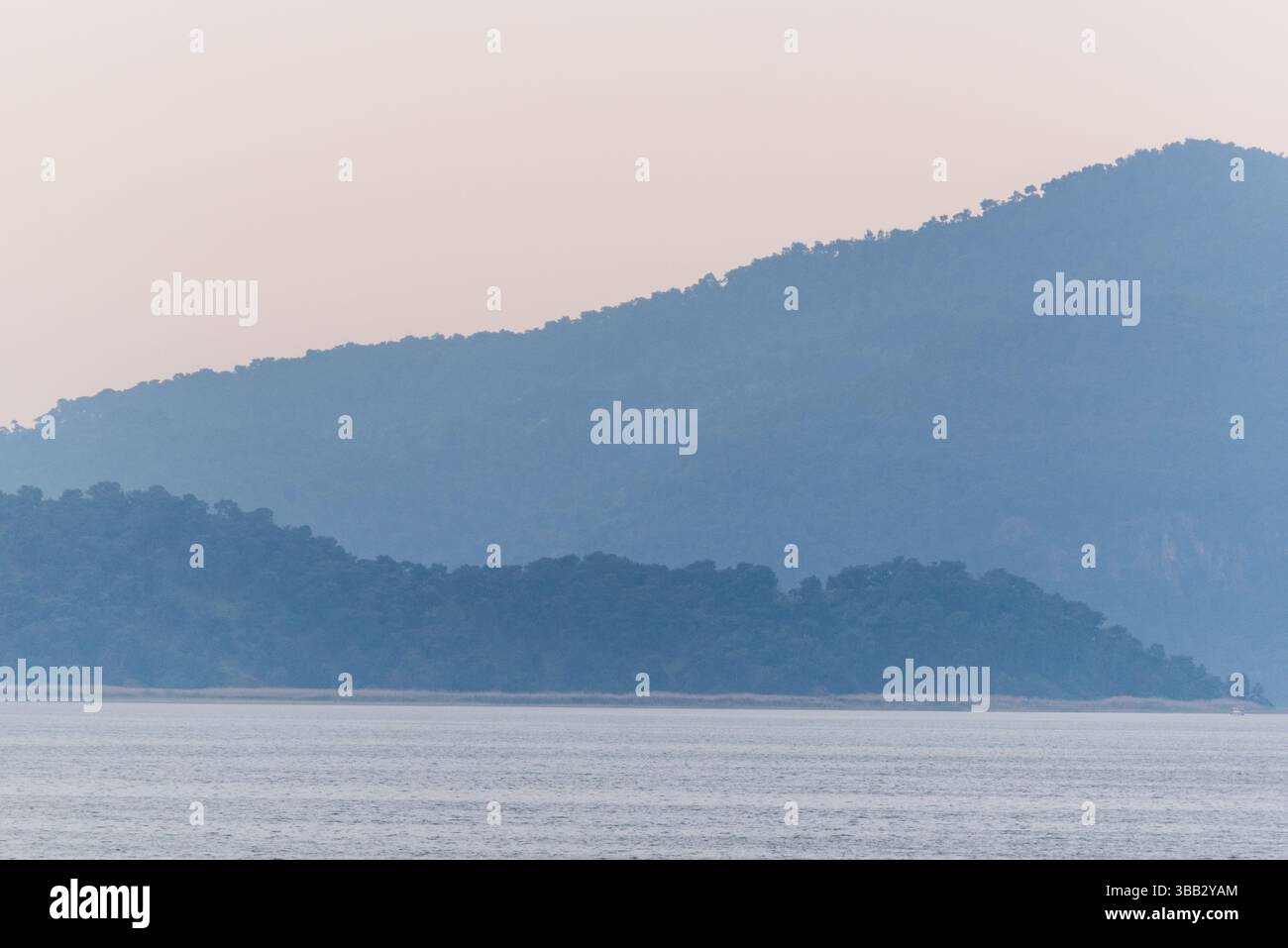 Vista delle montagne intorno a Köyceğiz Gölü nella provincia di Muğla, SW Turkiye Foto Stock
