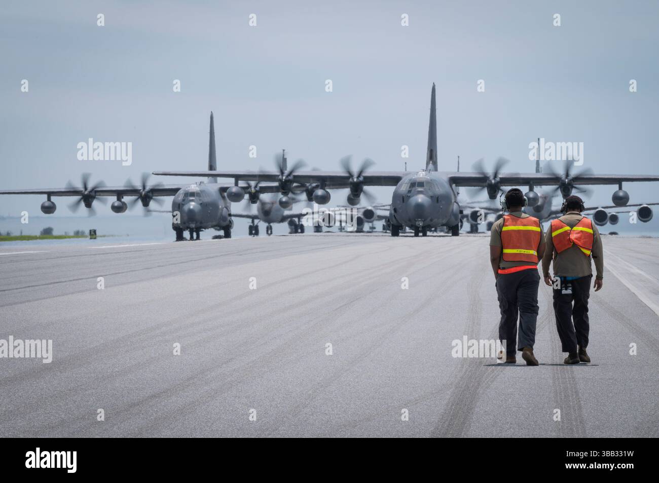 U.S. Air Force Senior Airman Jordan Green, Left, 67th Fighter Generation Squadron, Crew Chief, e staff Sgt. Cameron Young, 67th FGS Crew Chief Walk t Foto Stock