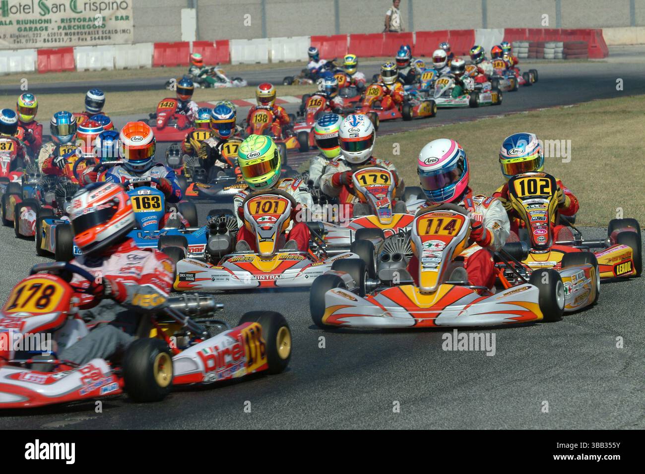 Sébastien Buemi gareggiò nel karting internazionale nel 2003, mostrando la racecraft e la precisione che in seguito avrebbe definito il suo successo in Formula 1, Formula e e, e nelle corse di resistenza. Foto Stock