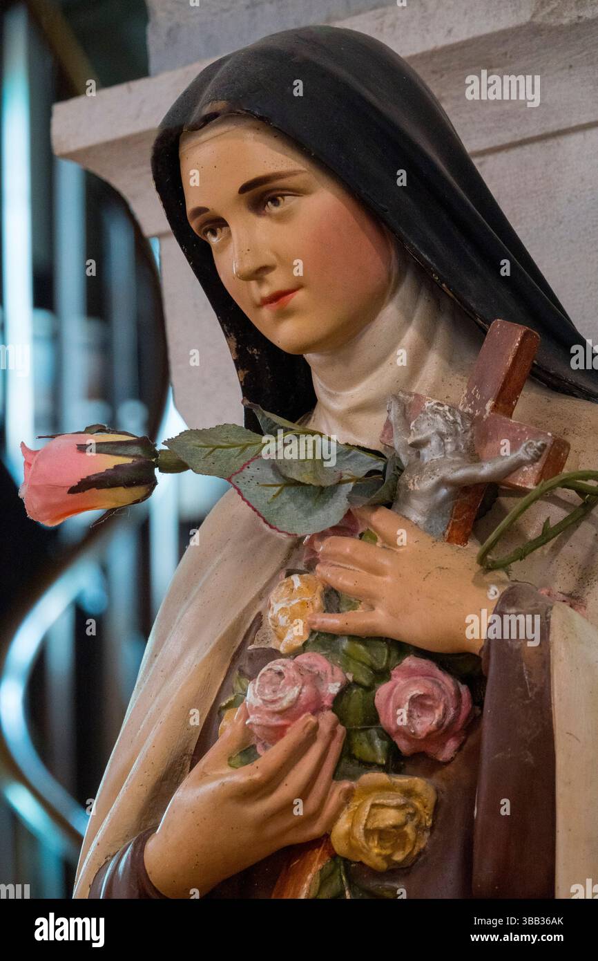 Ostabat ASME, Francia - 04-30-2025: Statua (XIX secolo) di Santa Teresa di Lisieux, suora carmelitana e Santa della Chiesa Cattolica Romana. Foto Stock