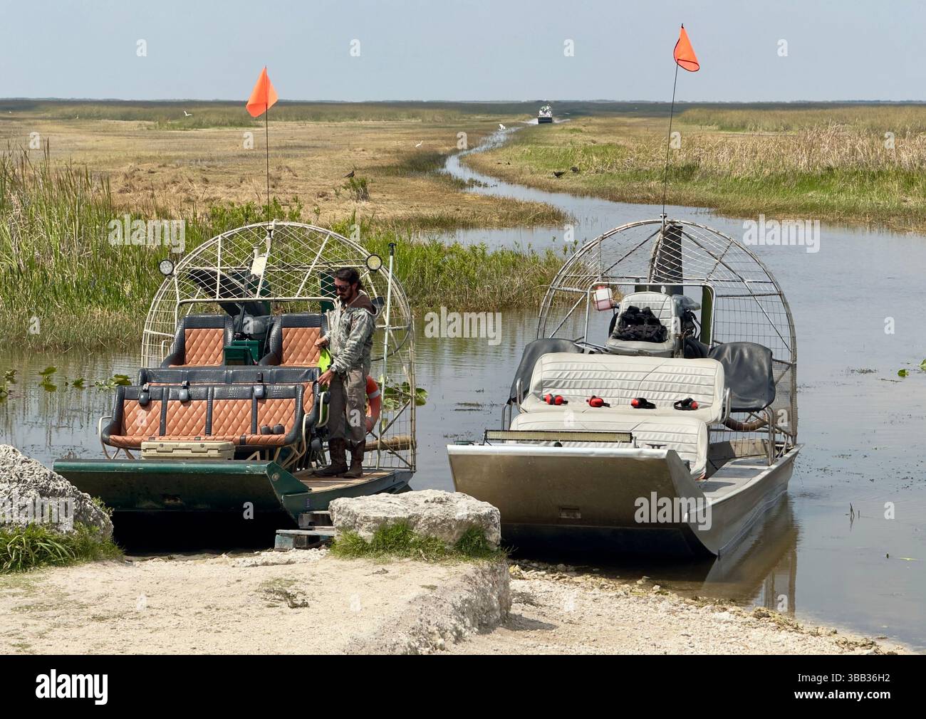 Gli idroscivolanti attraccavano lungo uno stretto canale d'acqua nel Parco Nazionale delle Everglades, Florida Foto Stock