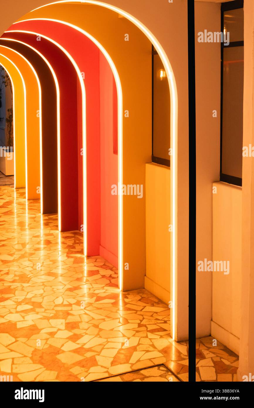 Interni audaci e moderni con archi curvi arancioni vibranti e design contemporaneo a Parigi Foto Stock