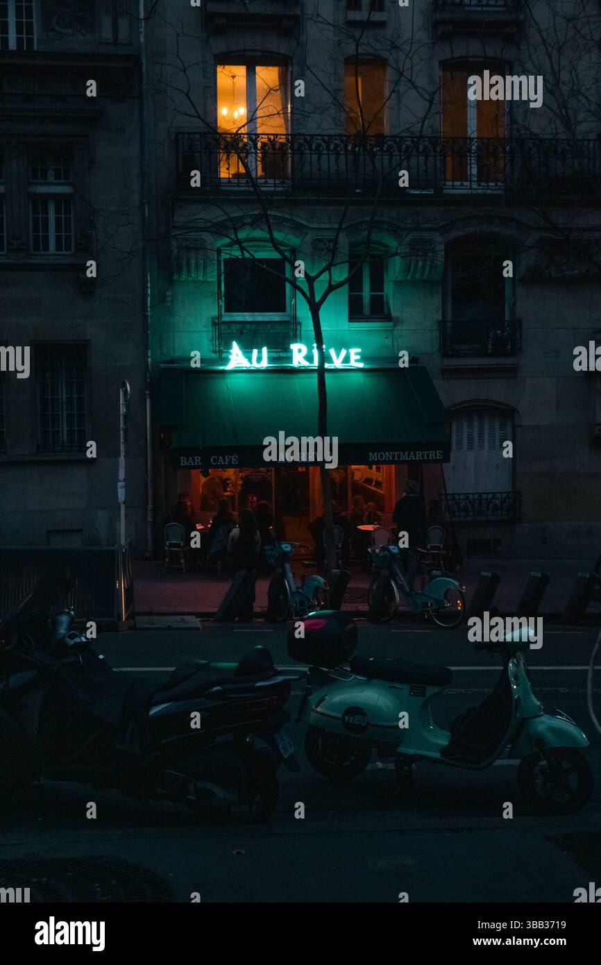 Suggestivo edificio parigino con finestre luminose al crepuscolo di Parigi, Francia Foto Stock