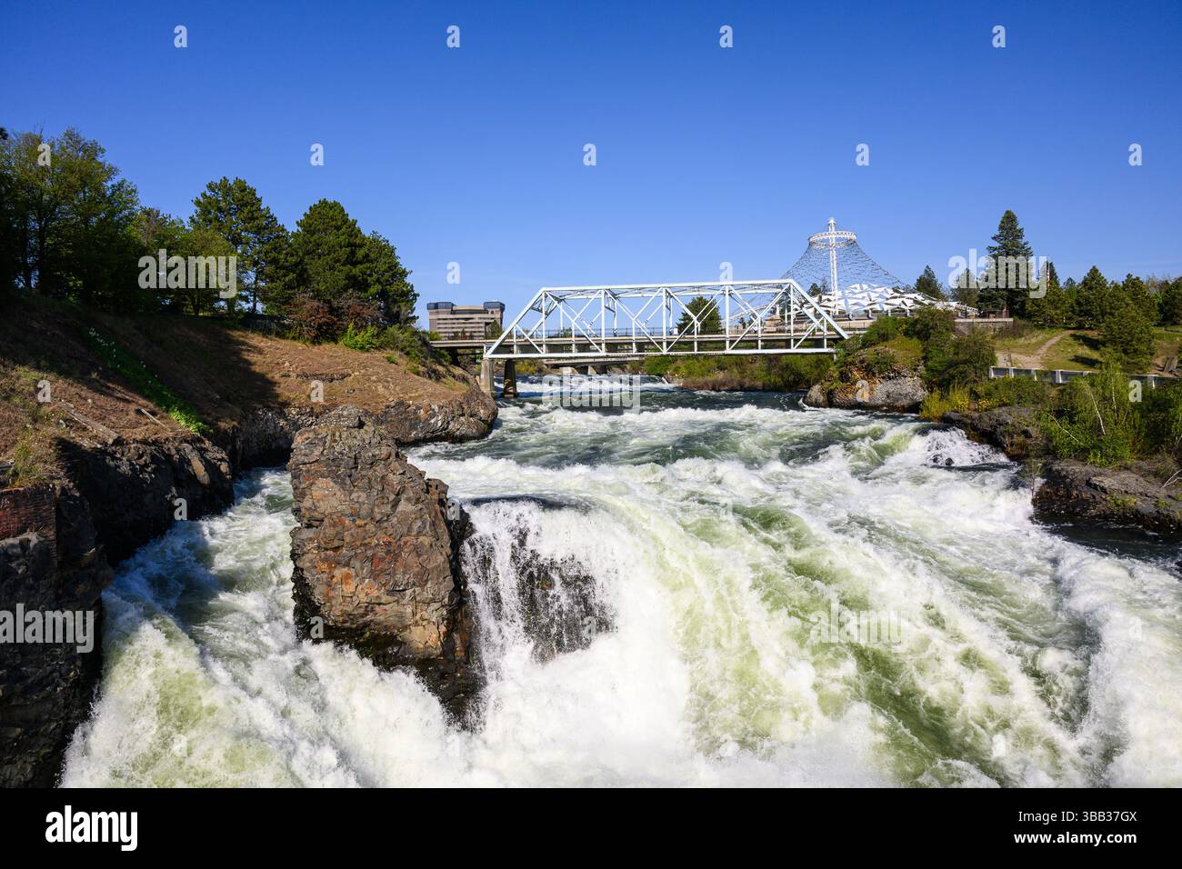 Le acque primaverili del fiume Spokane si schiantano sopra le cascate di Spokane Foto Stock