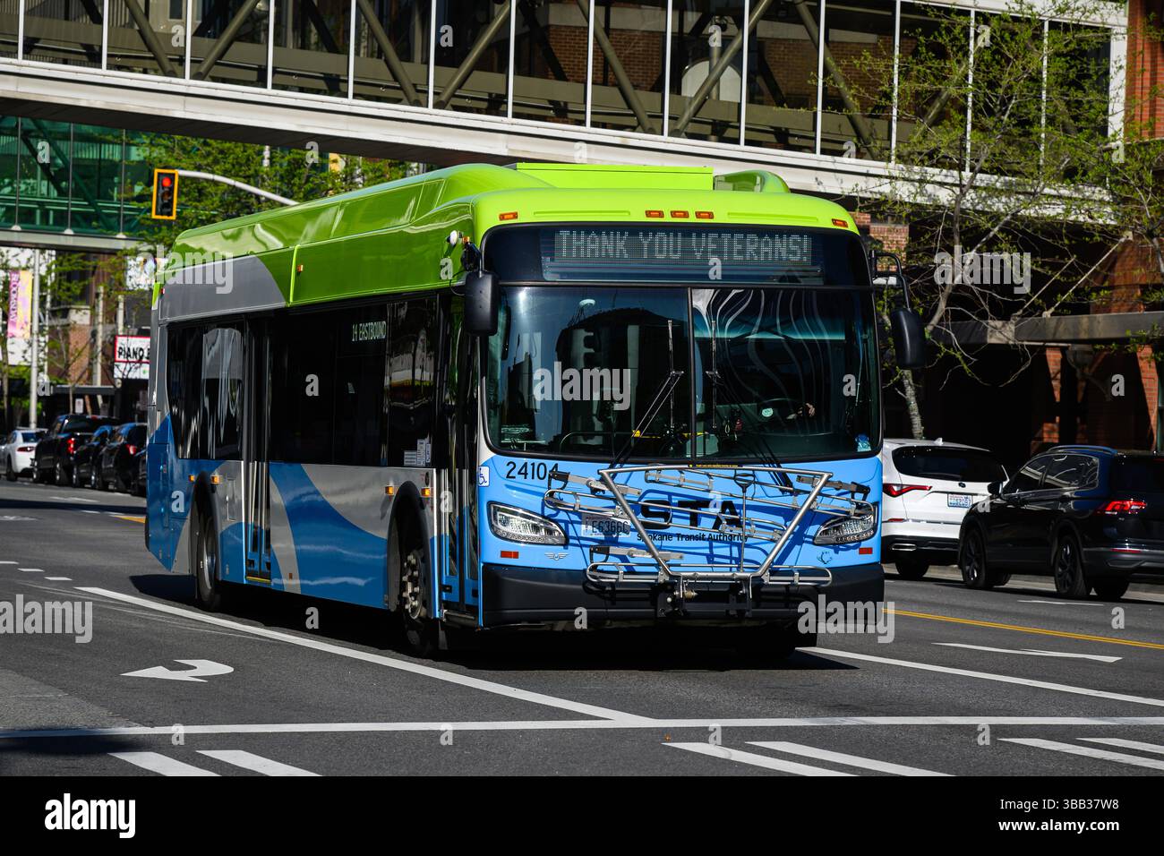 Spokane, WA, USA - 2 maggio 2025; Spokane Transit Authority New Flyer Industries bus sulla strada cittadina con messaggio per i veterani Foto Stock