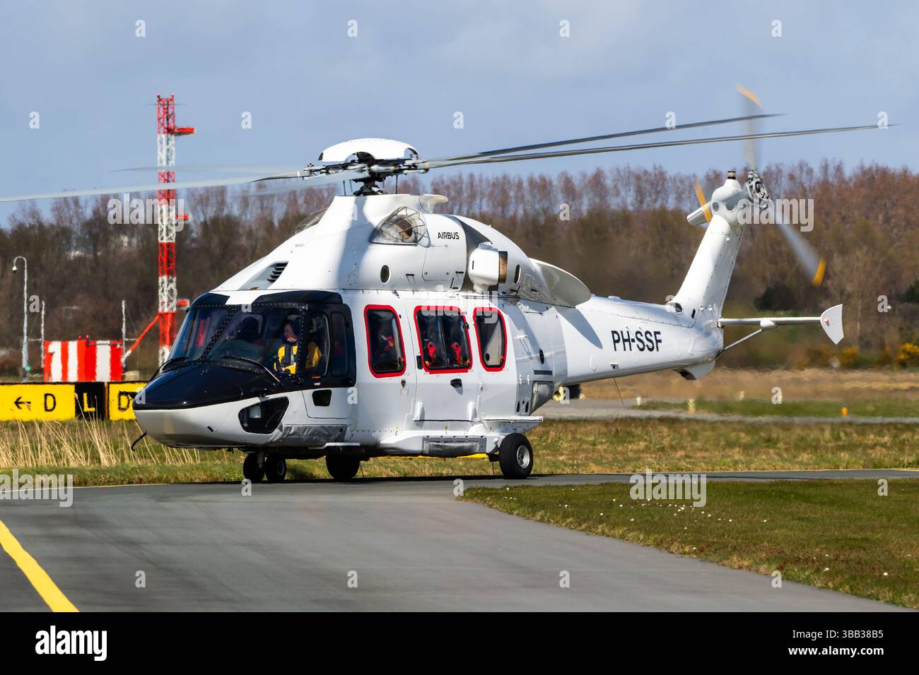 L'elicottero Airbus Helicopters H175 rullerà dopo l'atterraggio all'aeroporto di Den Helder. Paesi Bassi - 31 marzo 2025 Foto Stock
