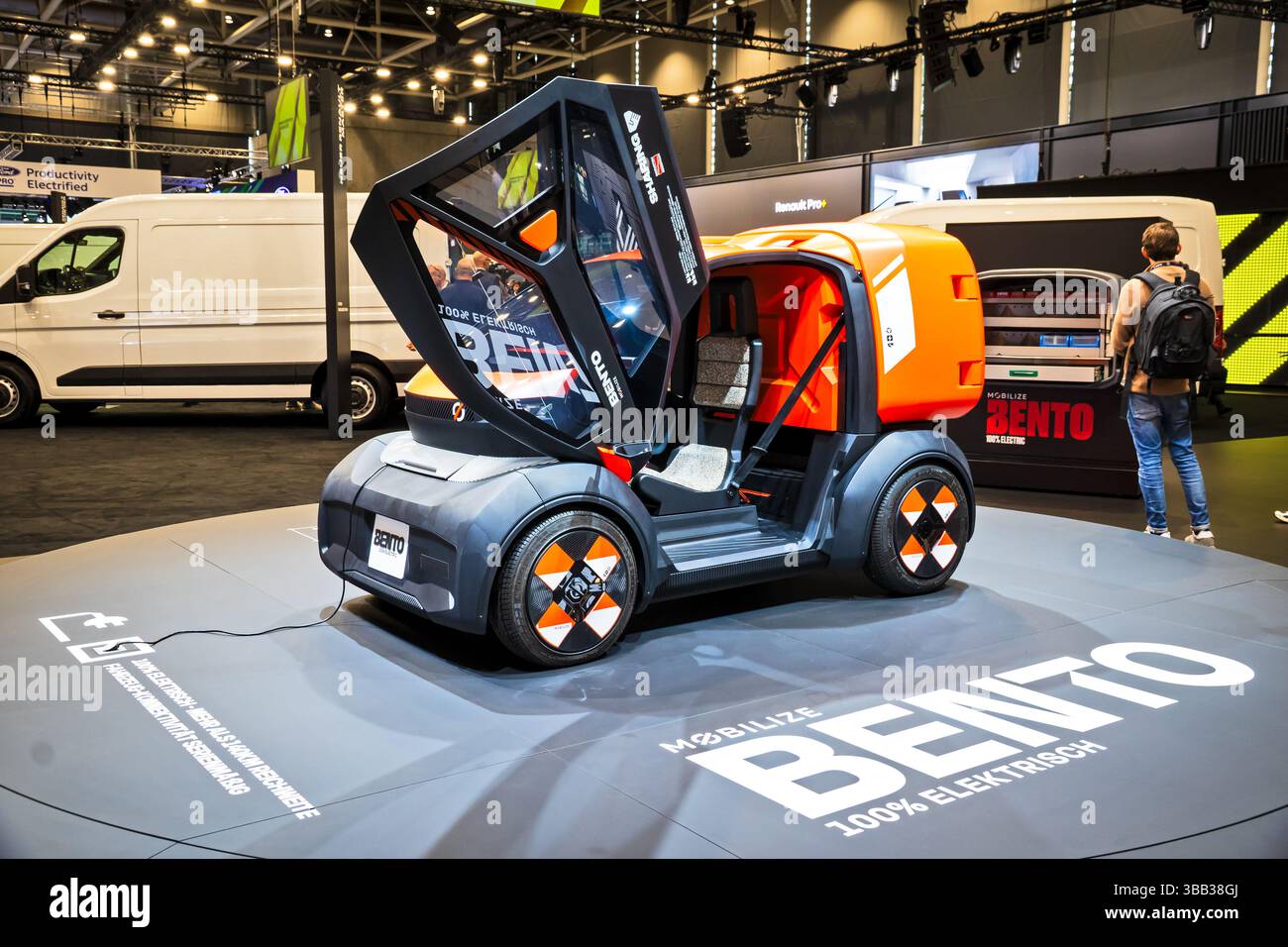 Mobilita il furgone elettrico Bento al Salone dell'automobile IAA di Hannover. Germania - 16 settembre 2024 Foto Stock