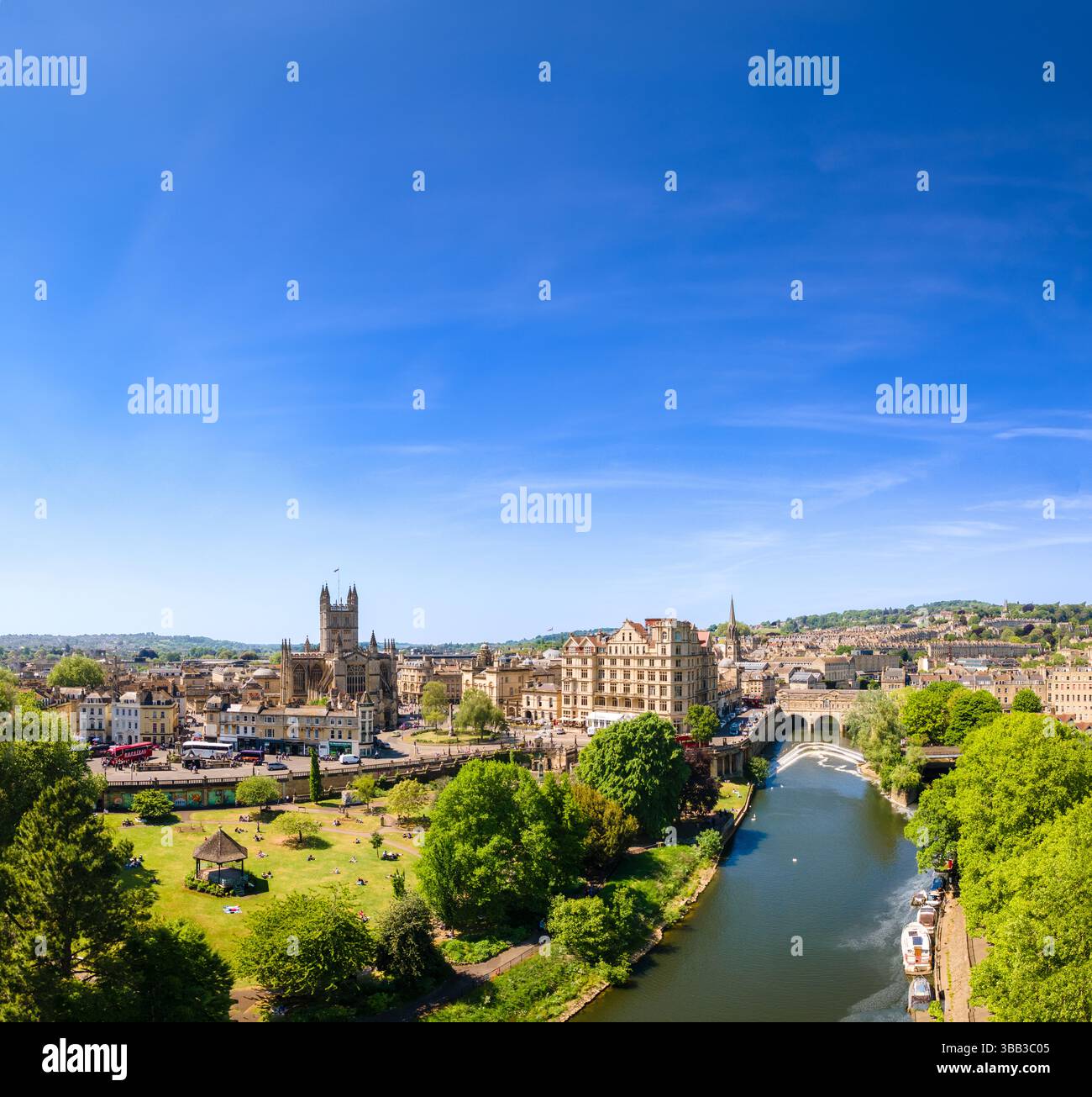 Veduta ariale della città di Bath nel sud-ovest dell'Inghilterra che mostra il fiume Avon, Pulteney Weir, l'Empire Building, Parade Gardens e l'Abbazia di Bath. Foto Stock
